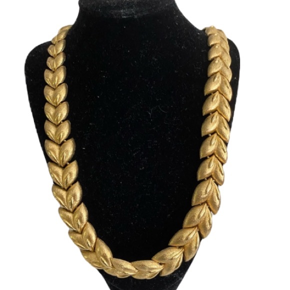 Vintage Signed Monet wreath laurel leaf necklace